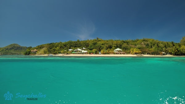 Anse Takamaka fehér homokos partja és két tengerparti épület Cerf-szigeten.