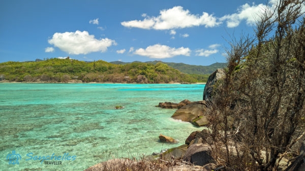 A Moyenne-nel szomszédos Long-sziget, tetején a Gorilla-sziklával.
