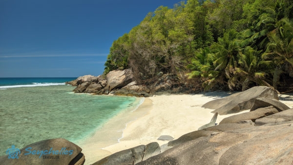 Gránitsziklák és trópusi növényzet Kalóz-öbölnél Moyenne-szigeten.