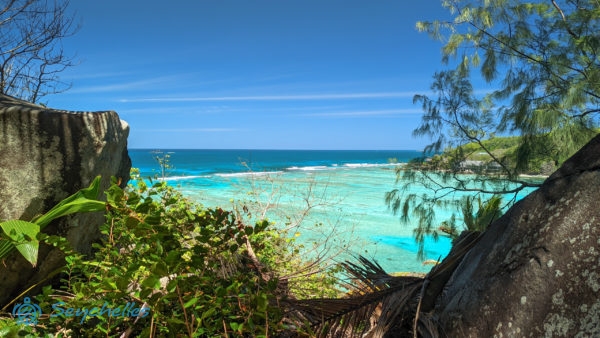 Kilátás két szikla közül a Moyenne és Long szigetek között húzódó korallzátonyra.