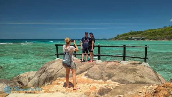 Réka két látogatót fényképez a Kutyák Háza kilátó pontnál Moyenne-szigeten.