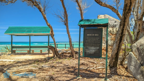 Információs tábla és árnyékos pihenőhely a Kutyák Háza romjánál.