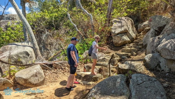 Réka érdekességeket mutat a látogatóknak a túraútvonalon Moyenne-szigeten.