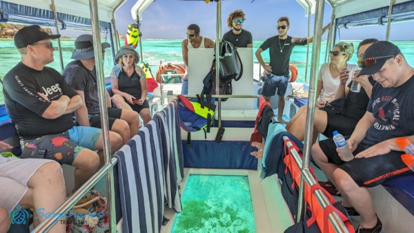 Az üvegfenekű hajó legénysége a vendégekkel együtt elhagyja Moyenne-szigetet.