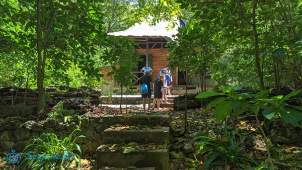 Látogatók az ültetvényes ház előtt Aride-szigeten.